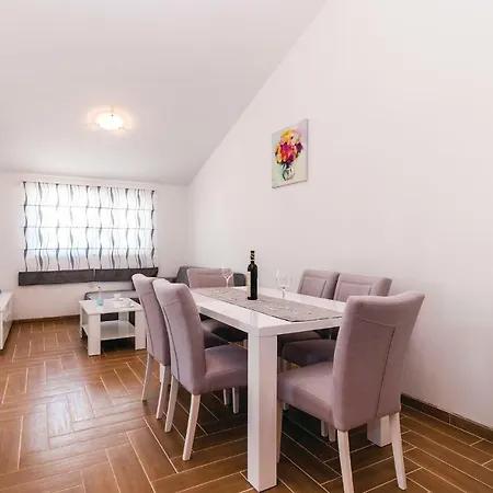 Two-bedroom In 아파트 *